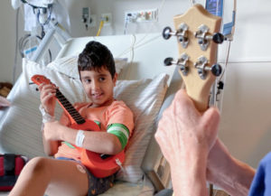 junge mit instrument - musiktherapie