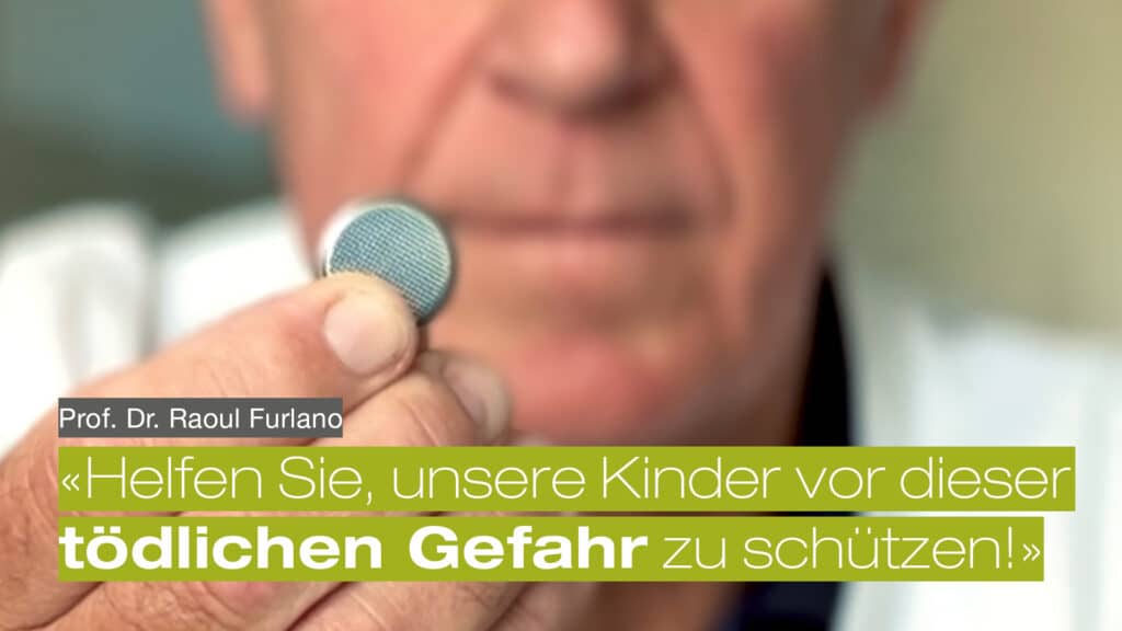 Raoul Furlano zeigt eine Knopfbatterie, die schnell lebensbedrohlich sein kann.