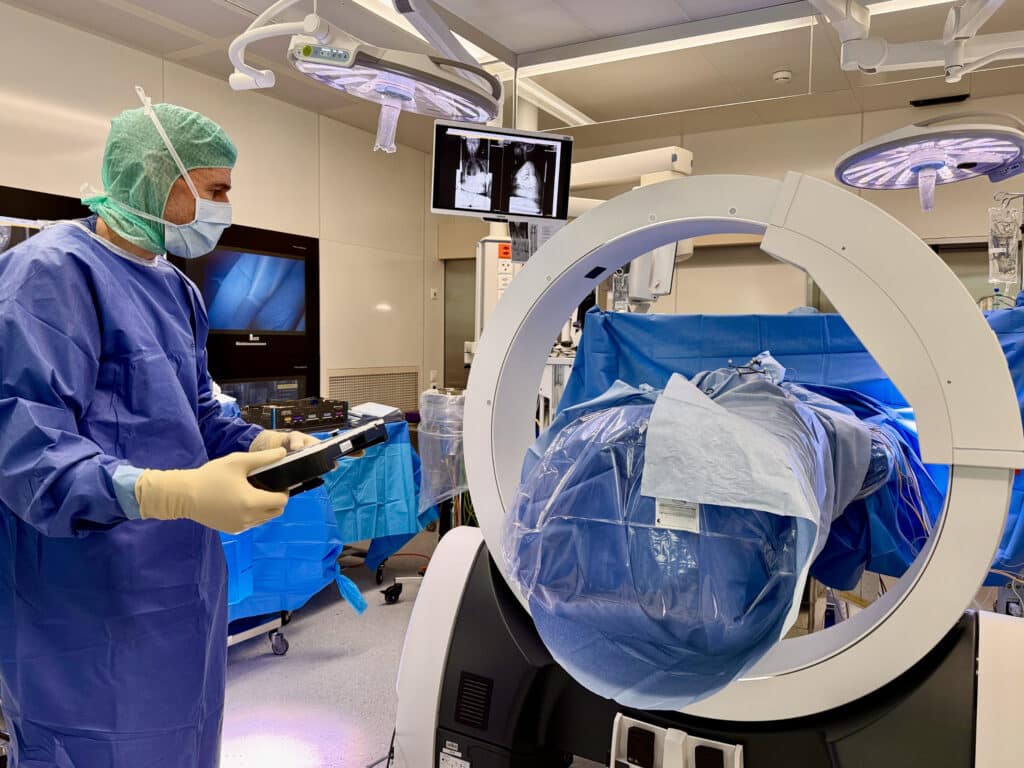 Loop-X von Brainlab im Einsatz am UKBB im OP