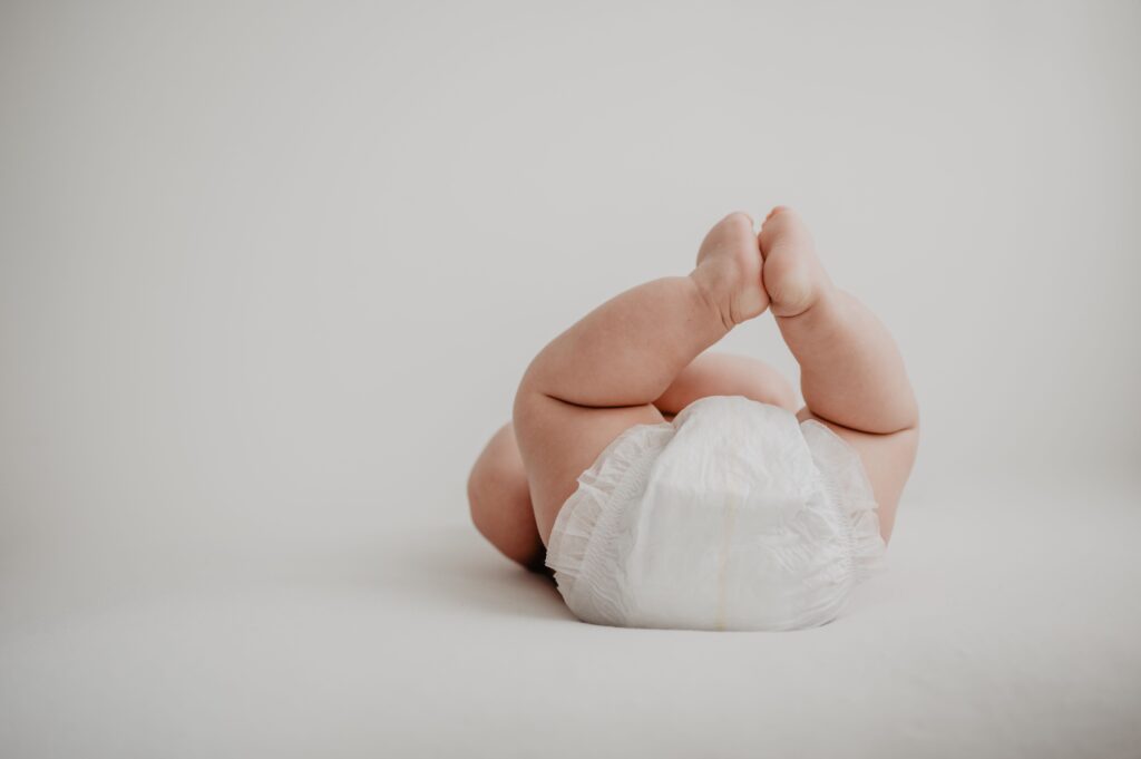 Baby in Windeln